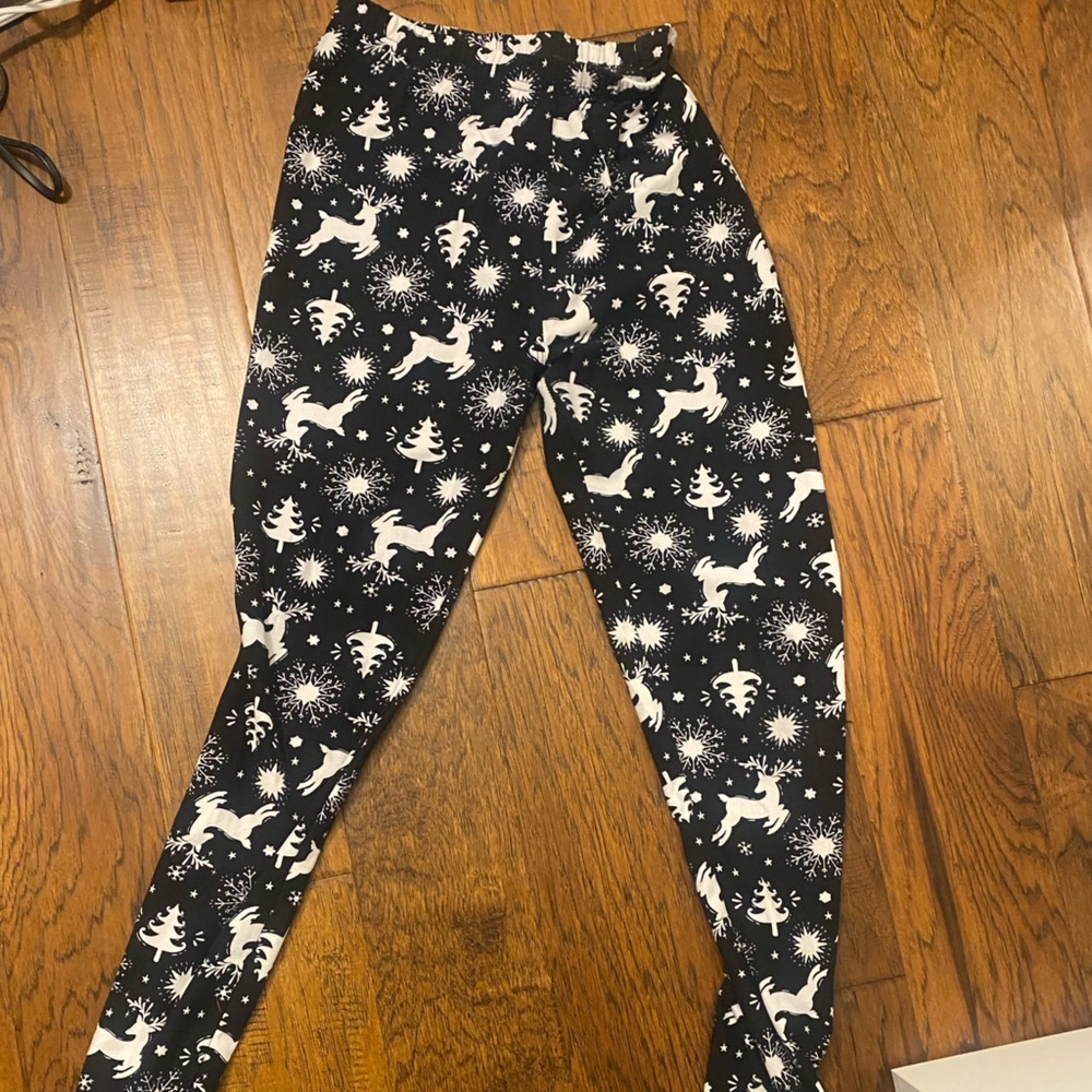 Small holiday print leggings ! Great condition, elastic waist